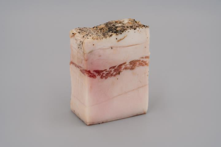 Lardo – zart schmelzender Kräuter-Salzspeck